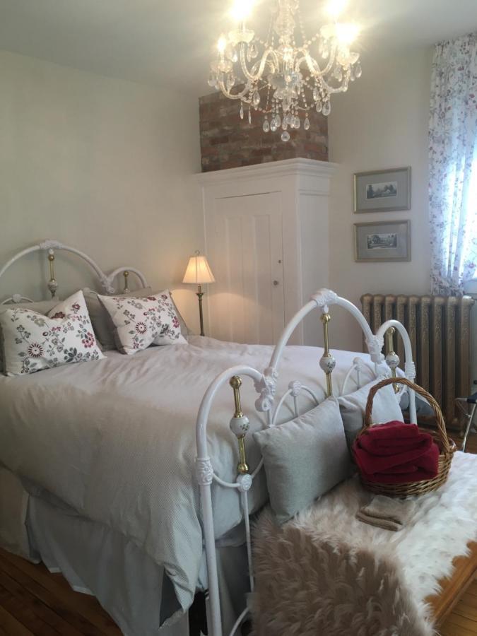 La Belle Aux Berges Bed & Breakfast Saint-Denis-sur-Richelieu Exterior photo