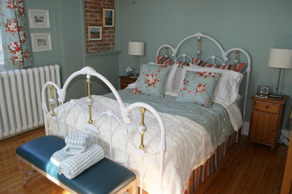 La Belle Aux Berges Bed & Breakfast Saint-Denis-sur-Richelieu Room photo